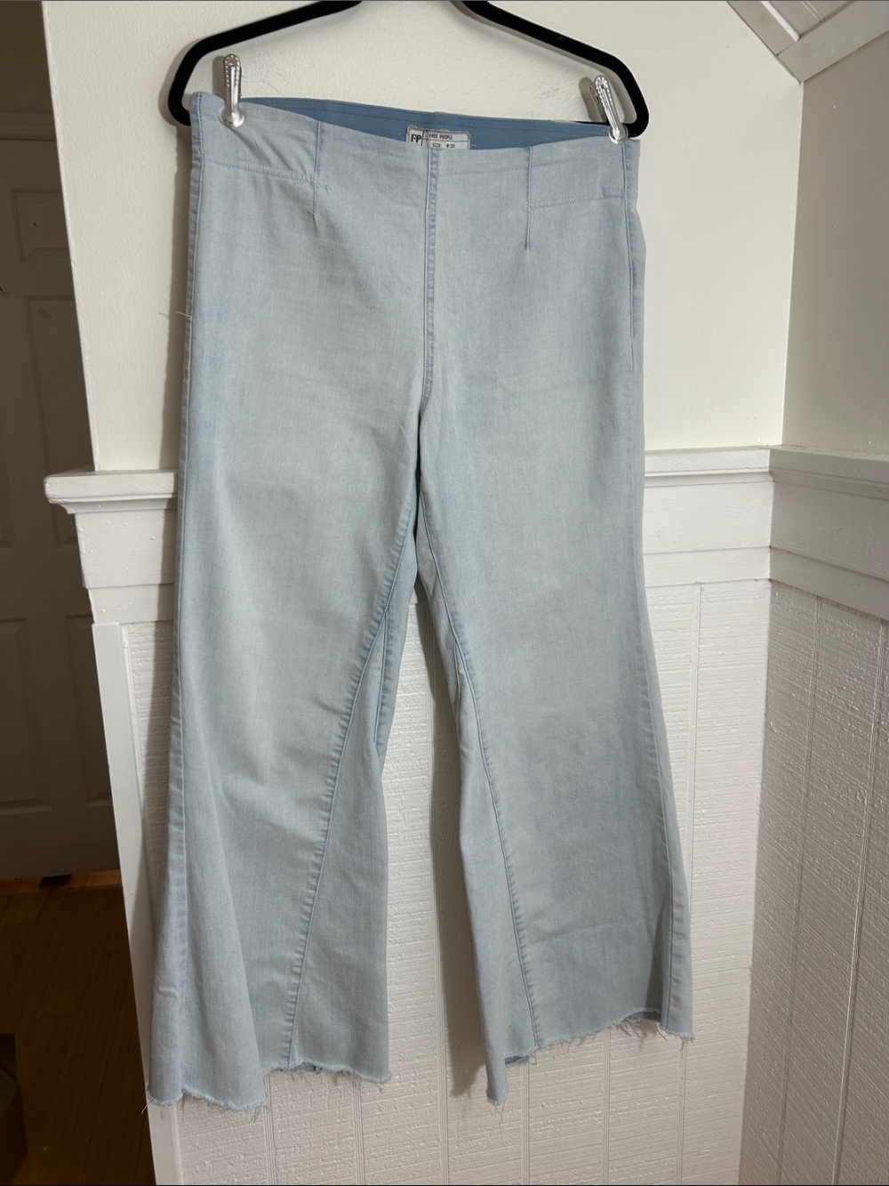 Free People Pull On Light Wash Flare Cropped Jeans size 31